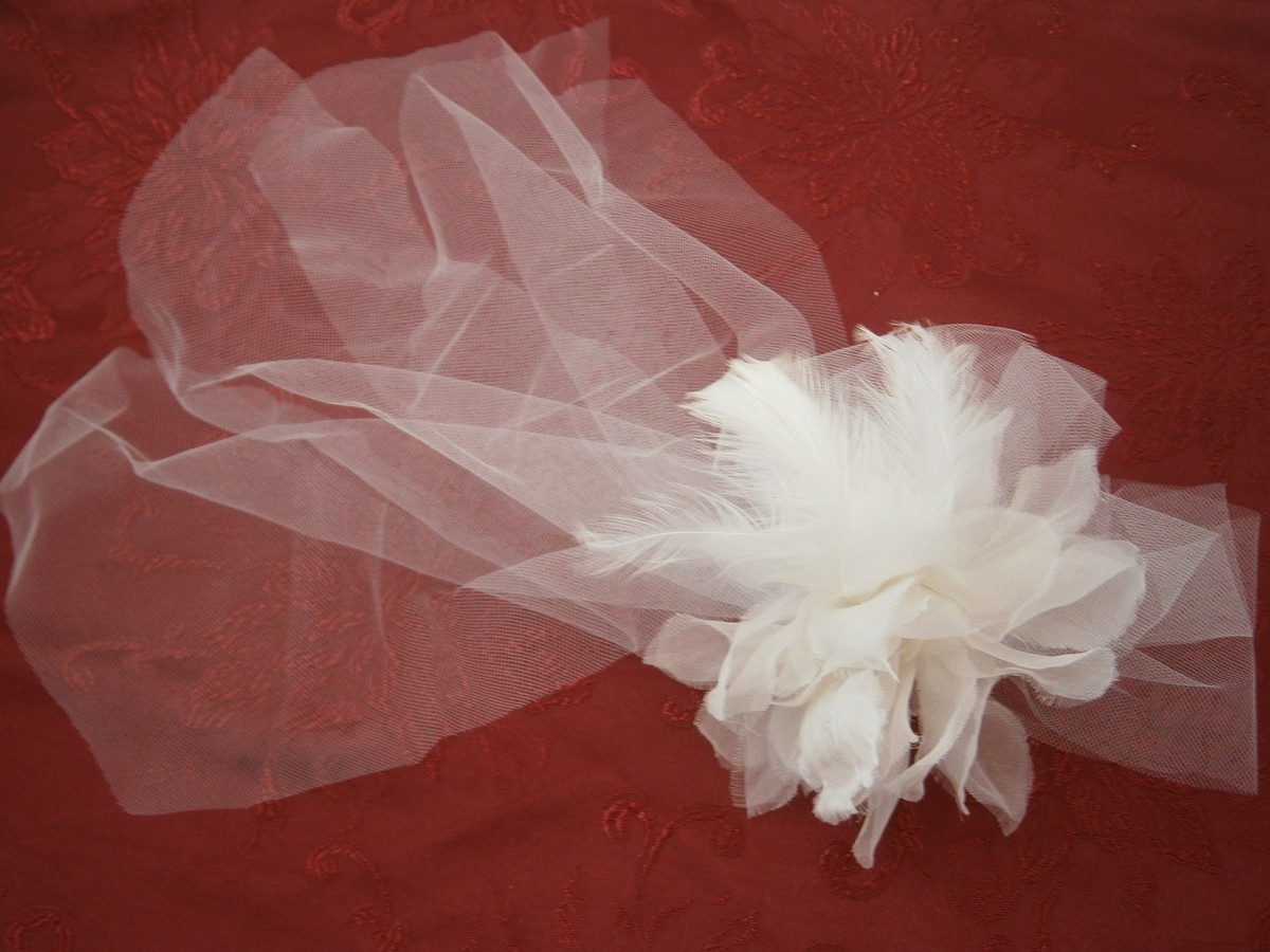KLEINFELD WEDDING FASCINATOR HEAD HAIR PIECE COMB FLOWER  display picture 2
