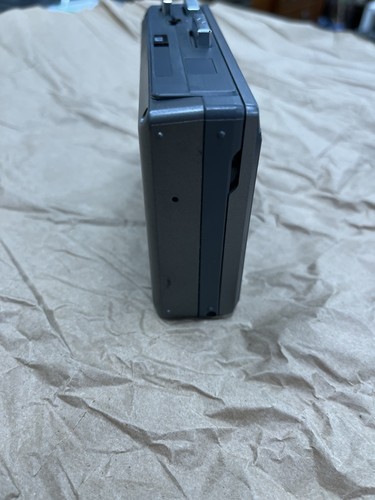 Aiwa Radical HS-RD7A AM/FM Radio Cassette Player Walkman + Hardcase - Picture 7 of 12