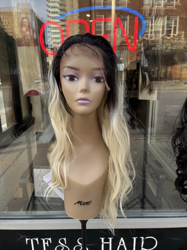 Encaje completo rubio platino trabajo con raíz oscura Foto 4 de 4