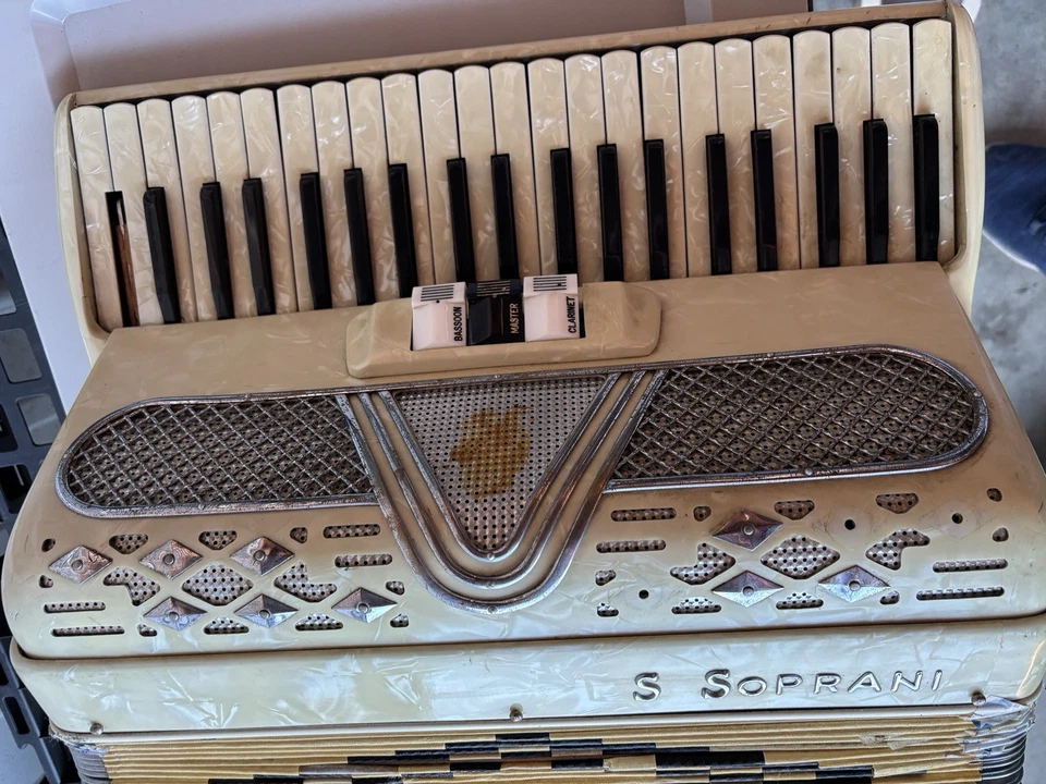 Винтажный аккордеон S. Soprani — на запчасти/восстановление - Изображение 2 из 4