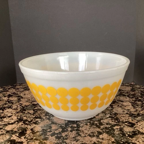 Pyrex Yellow Polka Dot # 402 Mixing/Nesting Bowl. No Chips or Cracks.