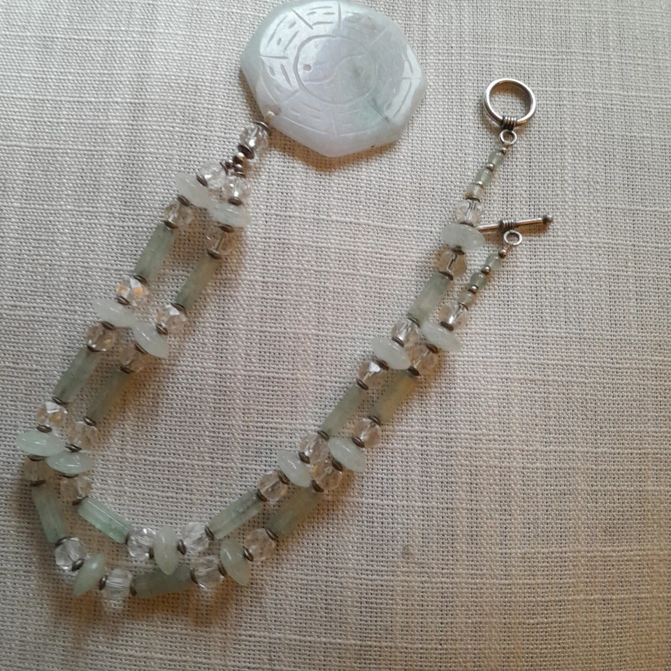 Collar de cuentas vintage hecho a mano con colgante de gema Yin Yang, mediano, color jade Foto 4 de 4