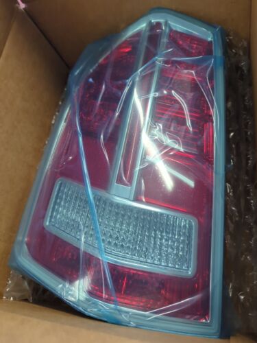 NEW OEM Mopar Driver Side Tail Light Lamp 05182301AE Chrysler 300 C 2011-2012 - Picture 1 of 2