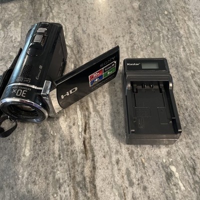 Sony Handycam HDR-CX210 Black 5.3MP 30x  Zoom 1080p Camcorder Built In Charger