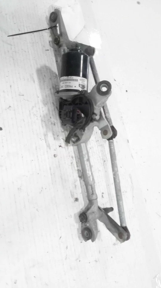 Used Windshield Wiper Motor fits: 2018 Jeep Compass new style horizontal rear do - Image 2 of 4