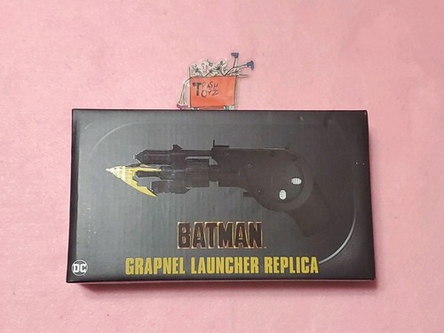 Batman Grapnel Launcher Replica Dark Knight DC Comics Multiversum Neca Rollenspielzeug - Bild 1 von 2