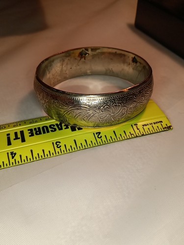 VTG Silver-Tone Lightweight Bangle with Raised Flowers & Leaves. 4 CutOut Hearts - Picture 4 of 11