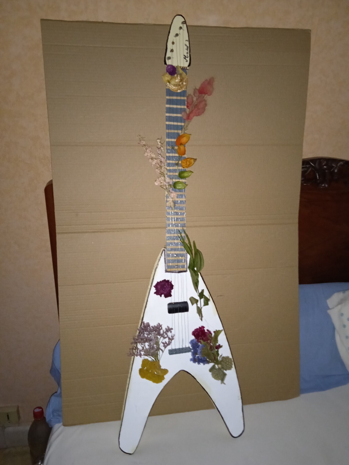Guitare Flying en bois d'acajou ornée de fleurs séchées et finition époxy prestige