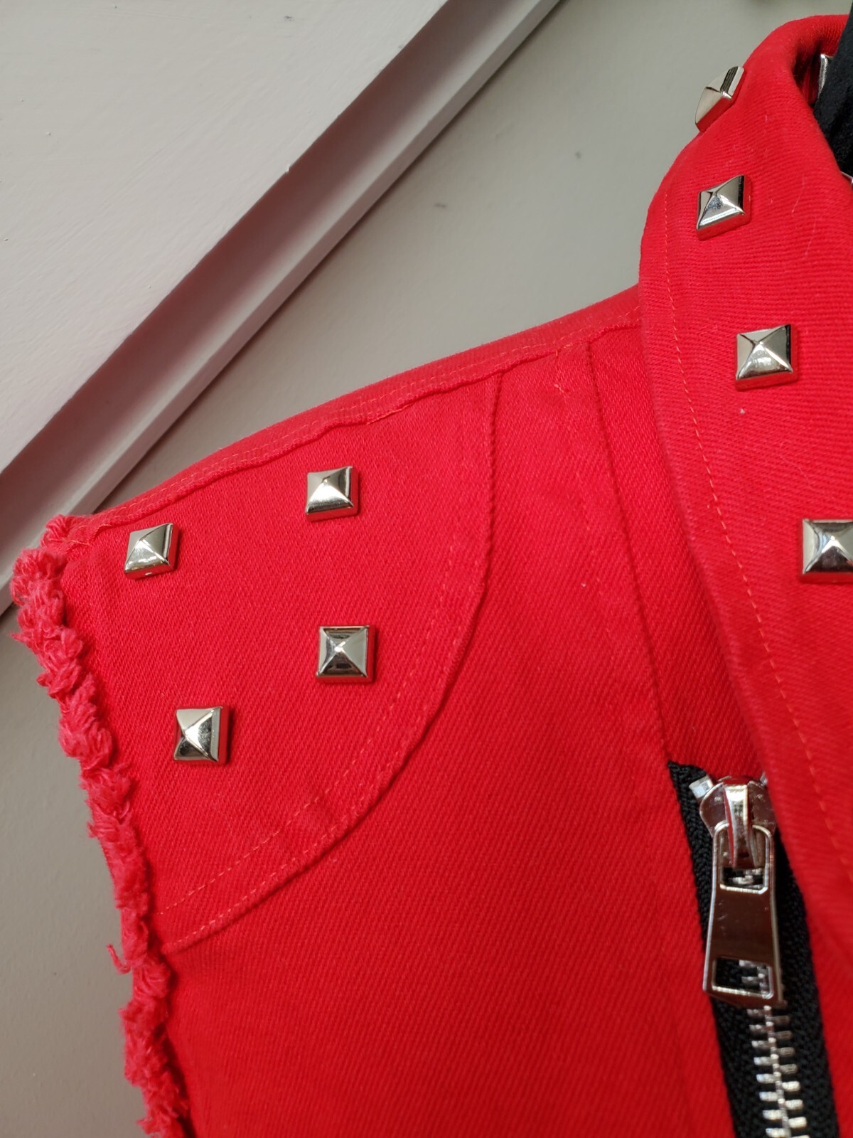 Women's Solid Red Polyester Sleeveless Full Zip F… - image 4