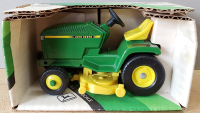 Ertl John Deere Lawn & Garden Tractor with Detachable Mower Deck Diecast 1:16