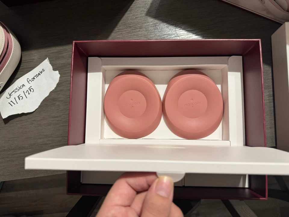 Juego de extractor de leche eléctrico doble portátil ultra delgado Momcozy Air 1 Foto 3 de 4