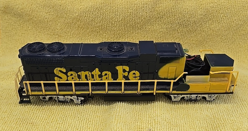 BLUE AND YELLOW SANTA FE 12899 LOCOMOTIVE TRAIN ENGINE 'LIFE LIKE' MADE IN CHINA
