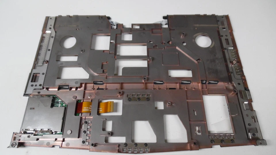 Alienware M15x 15,6 pulgadas Chasis reposamanos medio - 0F0YXP Foto 2 de 3