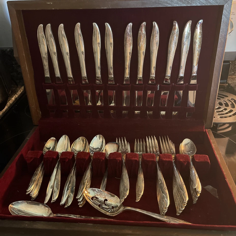 Juego de cubiertos 63 piezas de Oneida plateado en caja de madera Foto 3 de 4