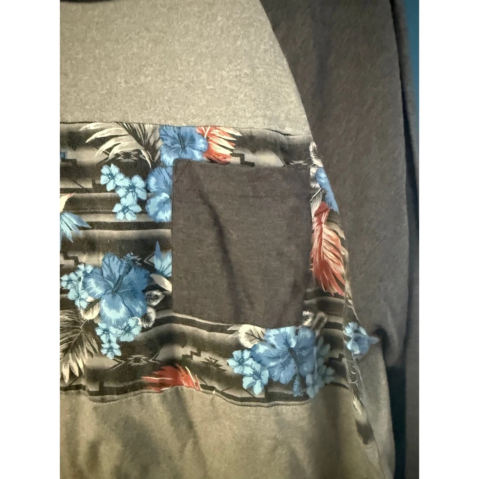 Camisa de manga larga con bolsillo estampado floral tropical manga raglán gris carbono para hombre Foto 2 de 4