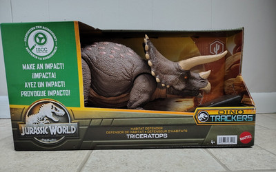 Mattel Jurassic World Dino Trackers Habitat Defender Triceratops Action Figure