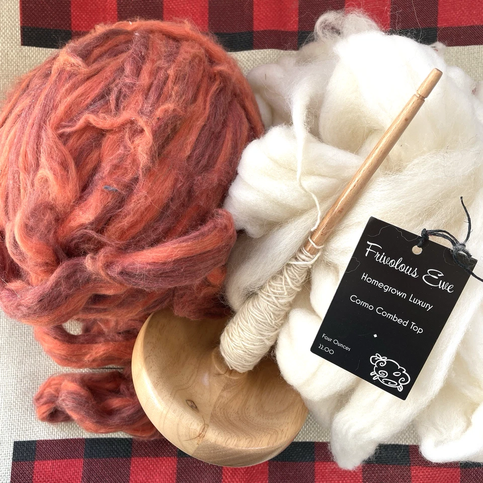 Fuso de gota, fibras brancas de ovelha, laranja avermelhado, fio de lã branca: total 7-8 oz - Imagem 2 de 4