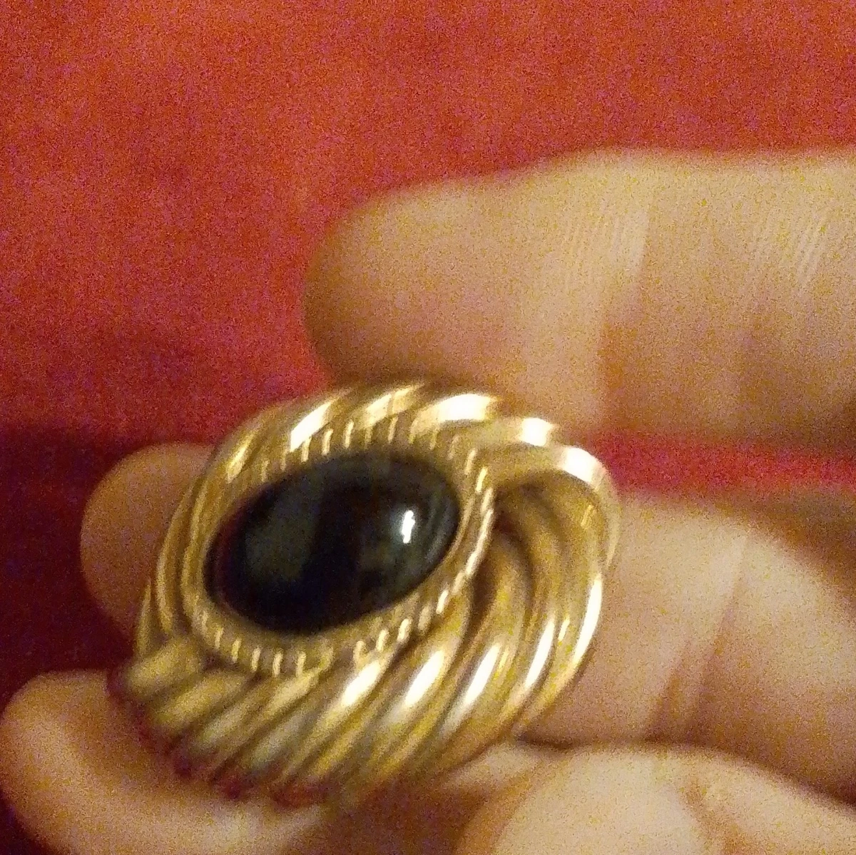 Ovale Brosche in Goldton, Metall vergoldetet, mit 1 ovalem Stein schwarz