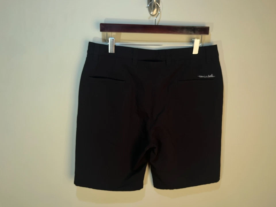 Pantalones Cortos de Golf Travis Mathew Para Hombre Negro Jet Frente Plano 34 10" Entrepierna Usados en Excelente Condición Foto 2 de 4