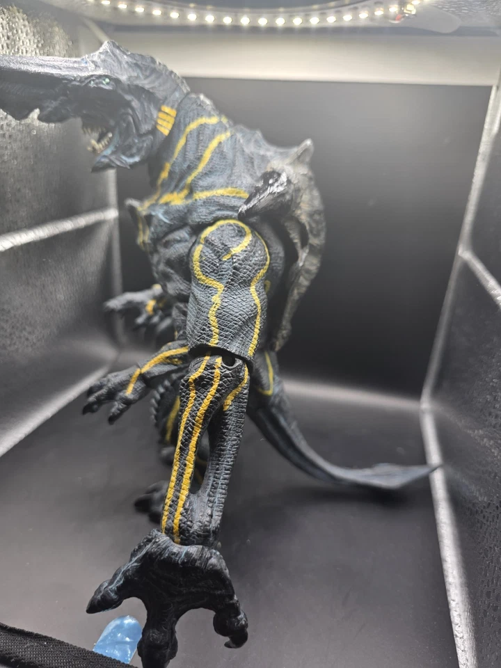 NECA Pacific Rim Kaiju Knifehead Action Figure 7" 2014 with Battle Damage - Image 2 of 3