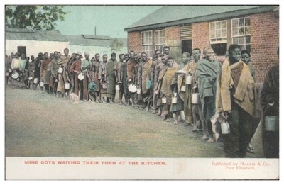 S5515/ Mine Boys waiting their turn at the Kitchen Südafrika AK ca.1910