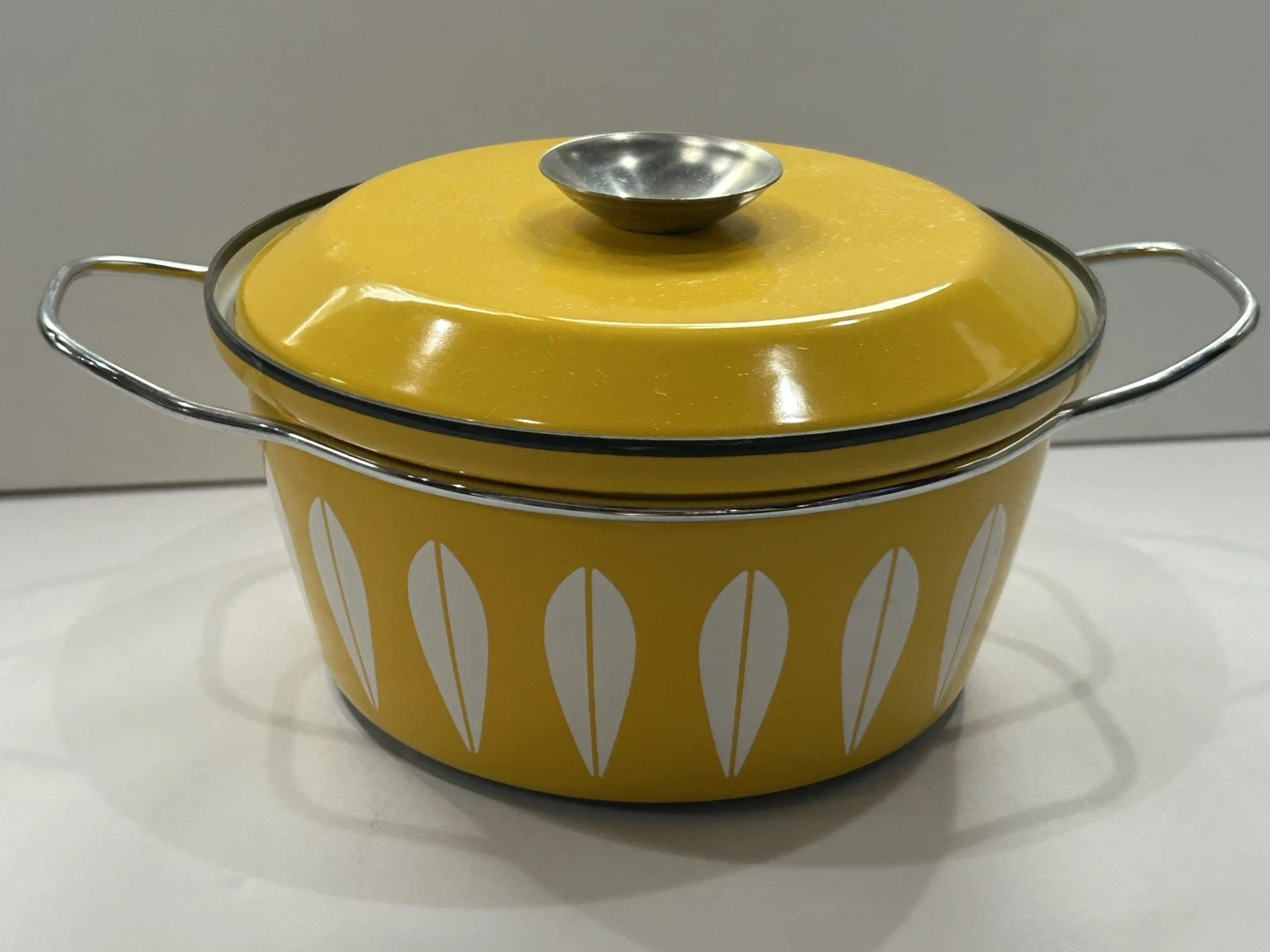 VTG Cathrineholm Norway 8” Lotus Dutch Oven Casserole Mustard & White MCM EUC
