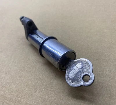 ORIGINAL Mercedes W110 W111 W112 Schließ Zylinder Heck Klappe Schloss SCHLÜSSEL - Bild 1 von 3