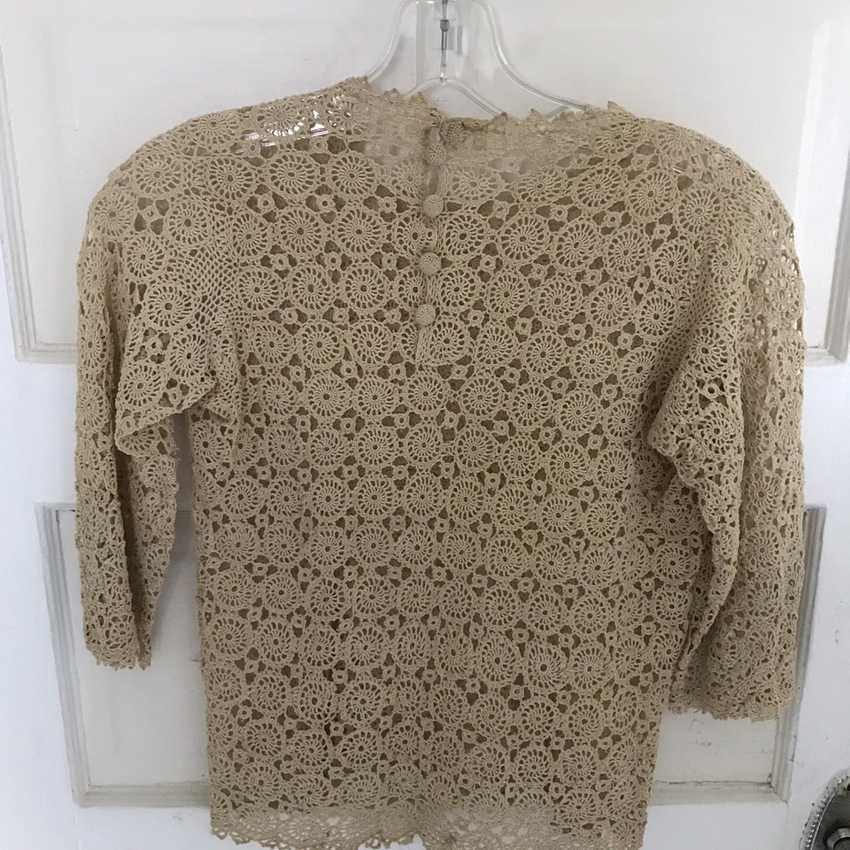 Blusa de crochê antiga vintage tecido aberto manga curta gola redonda botão preto P - Imagem 4 de 4