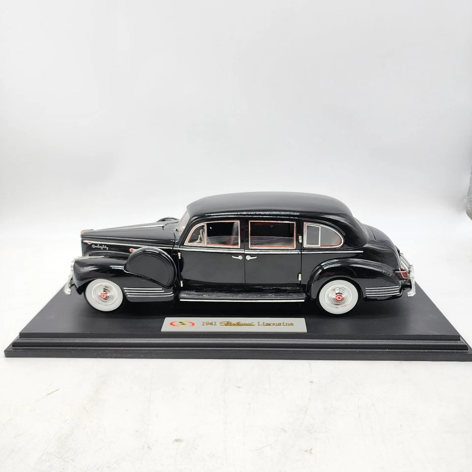 1941 Packard Limousine Signature Models 1:18 Diecast Car Black *Broken Mirror* - Image 2 of 4