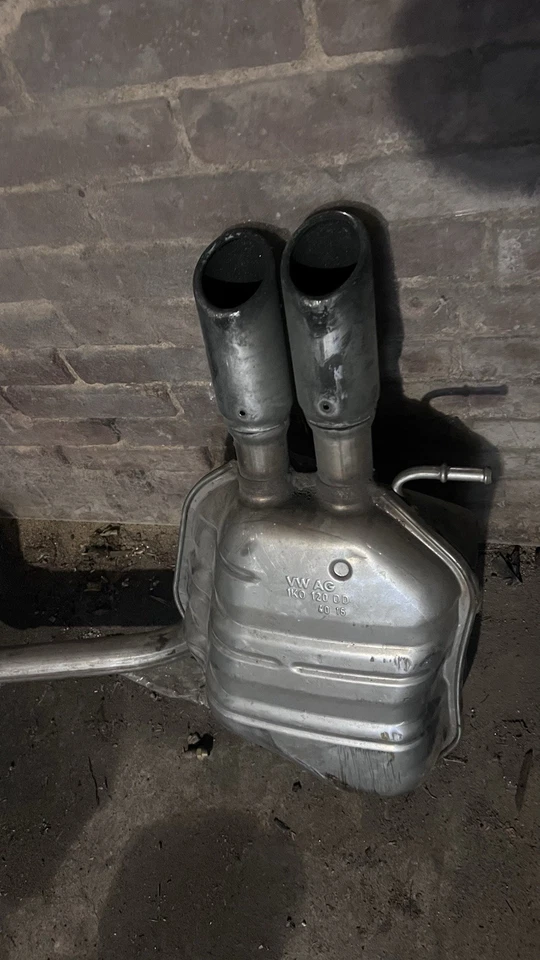 Toyota Camry XSE 2018 a 2022 3,5 L V6 sistema de escape OEM Foto 3 de 3