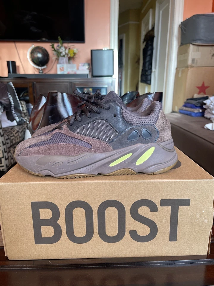 Adidas Yeezy Boost 700 V1 Malva Foto 3 de 4