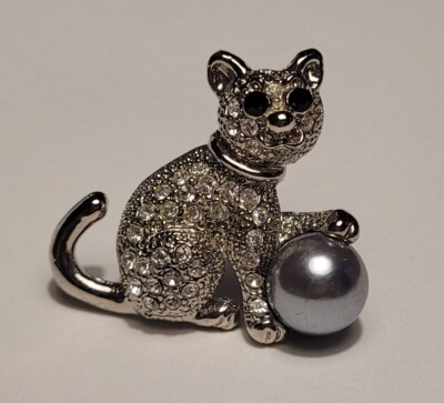 VINTAGE SCHMUCK BROSCHE KATZE ZUM BALL STRASS WEISS SCHWARZ METALL VERSILBERT # K31