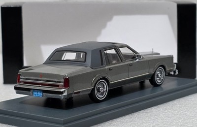 Lincoln Continental Town Car 1986 Grey 1:43 Neo NEO43546 Resin