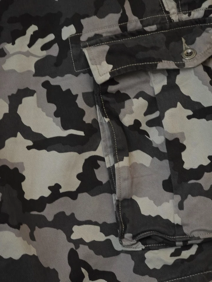  Bermuda cargo camuflada preta cinza masculina original Levis vários bolsos externa  - Imagem 3 de 4