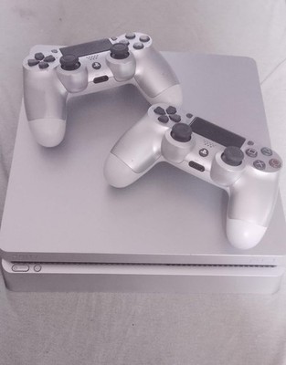 Sony PlayStation 4 Slim Heimkonsole 500GB Silber mit 2 Controllern und Kabeln