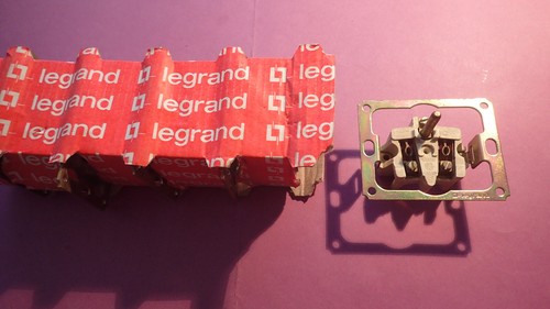 Prise électrique Legrand Modèle Chambord – Occasion, Sans Enjoliveur