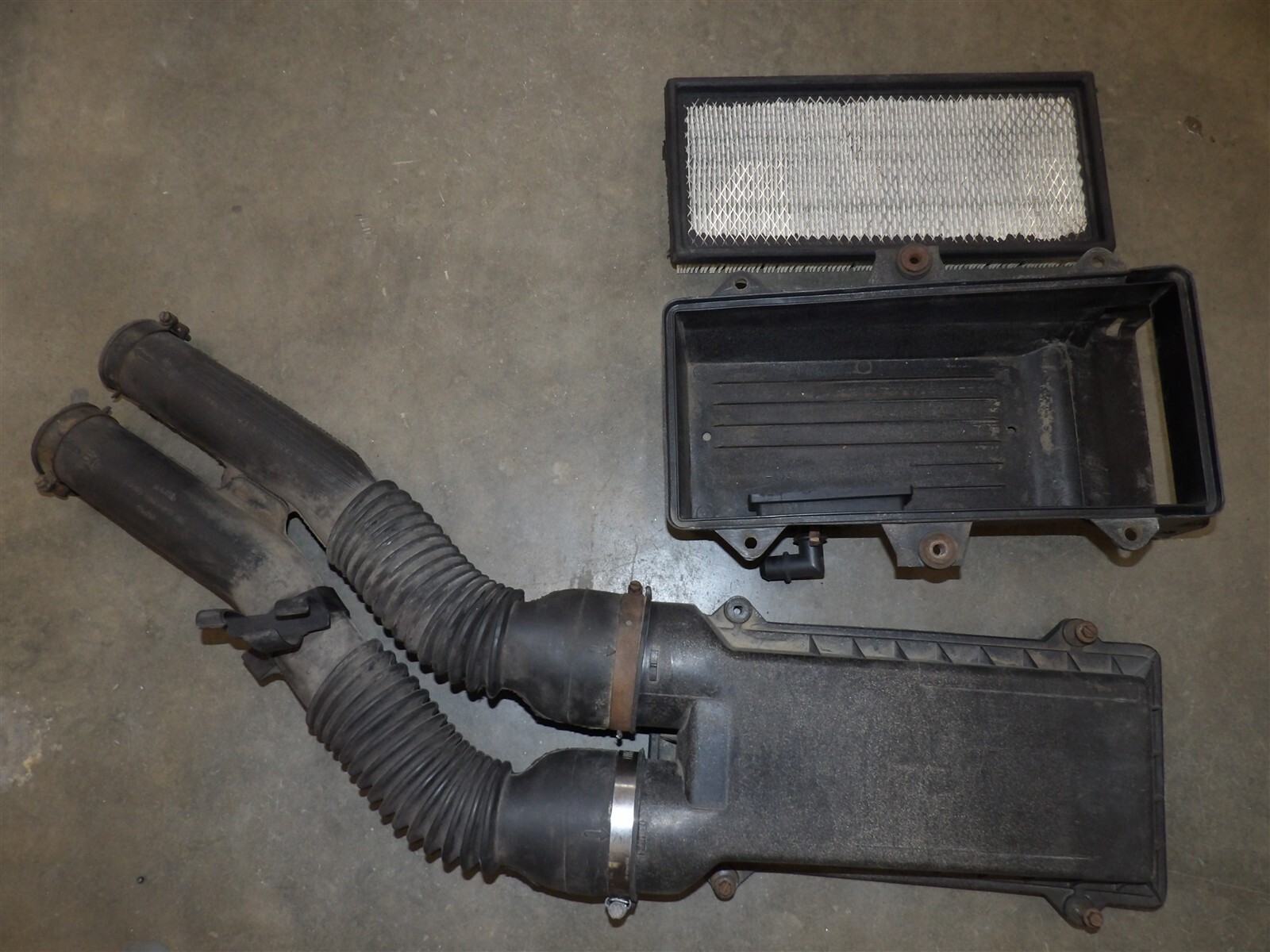 Air Cleaner Assembly / Intake Duct Tubes Ford 4.9L 300 6 Cyl 1987-1996 Ford F150