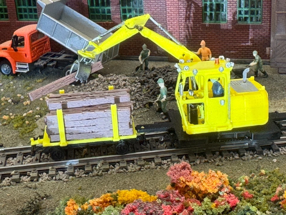 Ho scale Cat Railroad Tie Loader with loaded cart in Yellow unpainted - Image 3 of 4