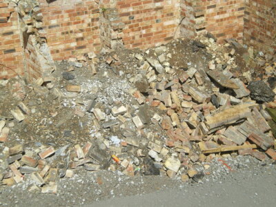 Foto 6x4 Ziegel und Schutt: Hornsey Station Eine neue Straße wurde gebaut auf c2008