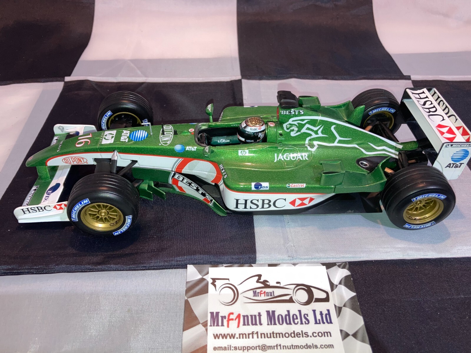 1:18 Hotwheels #54268 Eddie Irvine Jaguar R3 #16 2002 - Picture 13 of 18