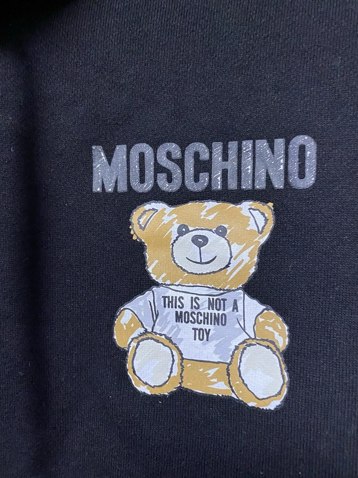 SUDADERA CON CAPUCHA MOSCHINO ESTAMPADO PELUCHE Hombre Talla M Usada Foto 2 de 4