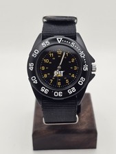 Reloj de campo de cuarzo analógico Caterpillar para hombre caja negra correa OTAN números amarillos