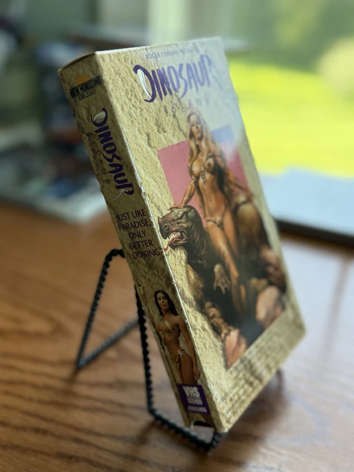 DINOSAUR ISLAND VHS Crashed Pilots Help Sexy Cave Women Battle Killer Dinosaurs Foto 3 de 4