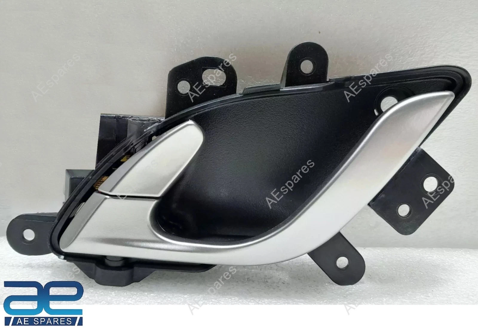Interior Front Door Handle Assy LH for Mahindra XUV500 2018-2022 0114DAW00071K