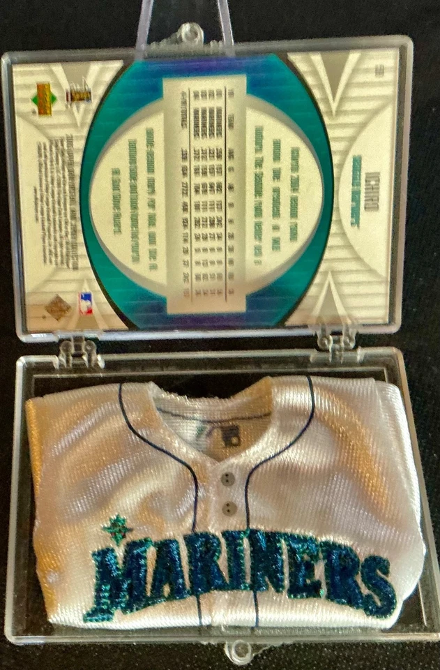 Mini camiseta Ichiro 2005 Upper Deck # 59 con tarjeta y estuche mini réplica Jersey Foto 3 de 4