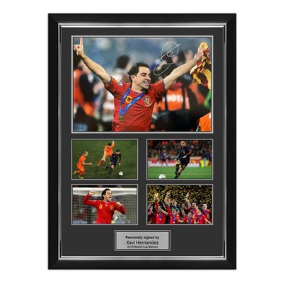 Spanien-Fotopräsentation, unterzeichnet von Xavi Hernandez