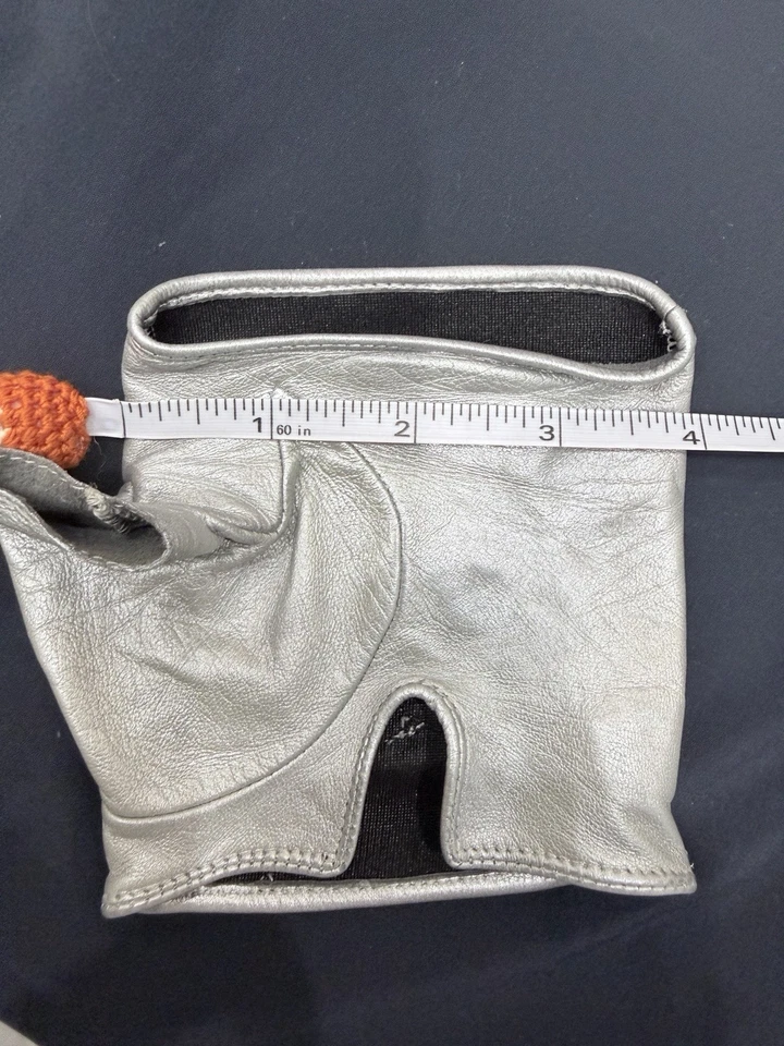 Guantes Chanel plateados metálicos sin dedos en estado ligeramente usado.  Hogar SF/PF Foto 3 de 4