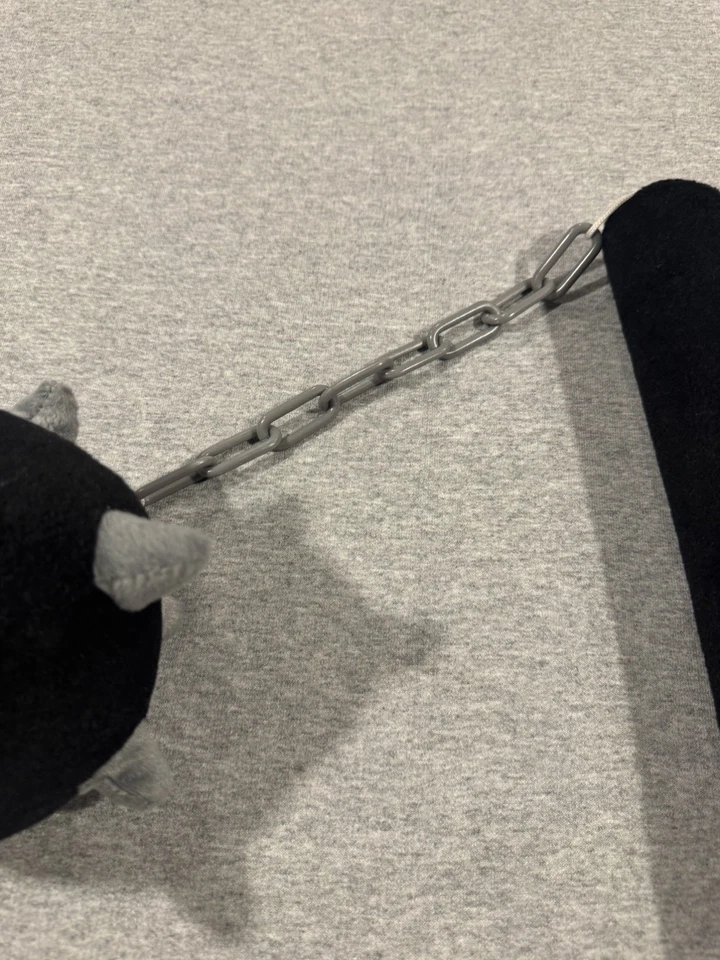 Disfraz de juguete divertido cadena bola con púas de felpa mayal medieval Halloween vikingo Foto 2 de 4