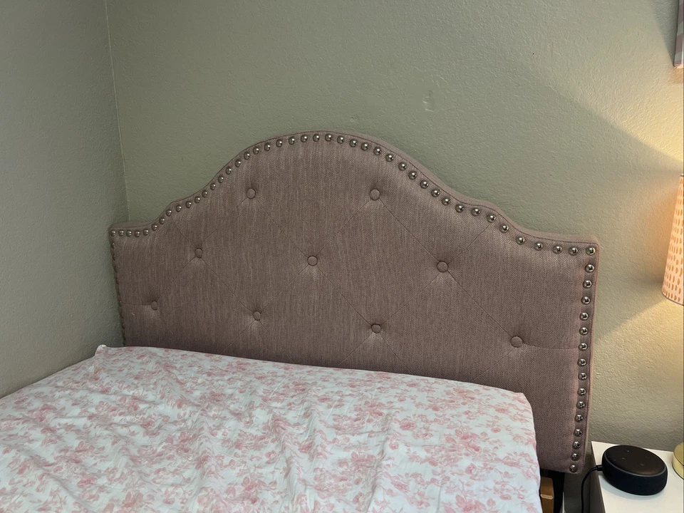 Tablero de cabeza Twin XL rosa con detalles plateados  Foto 3 de 3