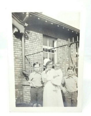 Krankenschwester mit Baby & zwei Jungen im Alder Hey Krankenhaus West Derby Foto 1953 